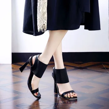 Новые летние босоножки черного цвета, удобные универсальные сандалии с открытым носком на высоком каблуке, повседневная уличная однотонная обувь больших размеров, босоножки